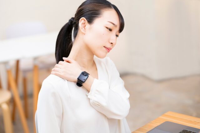 デスクワーク必見！肩こりや腰痛を予防する整体ケアとセルフケアの使い分け
